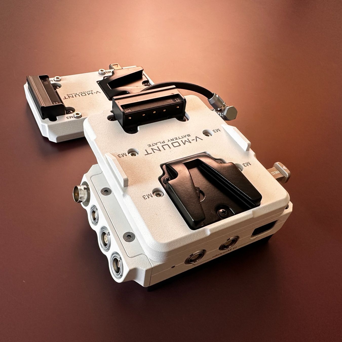 Videocamere: Tilta V-Mount Battery Plate Set für RED Komodo – Usato da Zürich venduto da Tanja.S... 1
