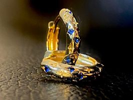 Goldene Creolen Ohrringe mit blauen Steinen