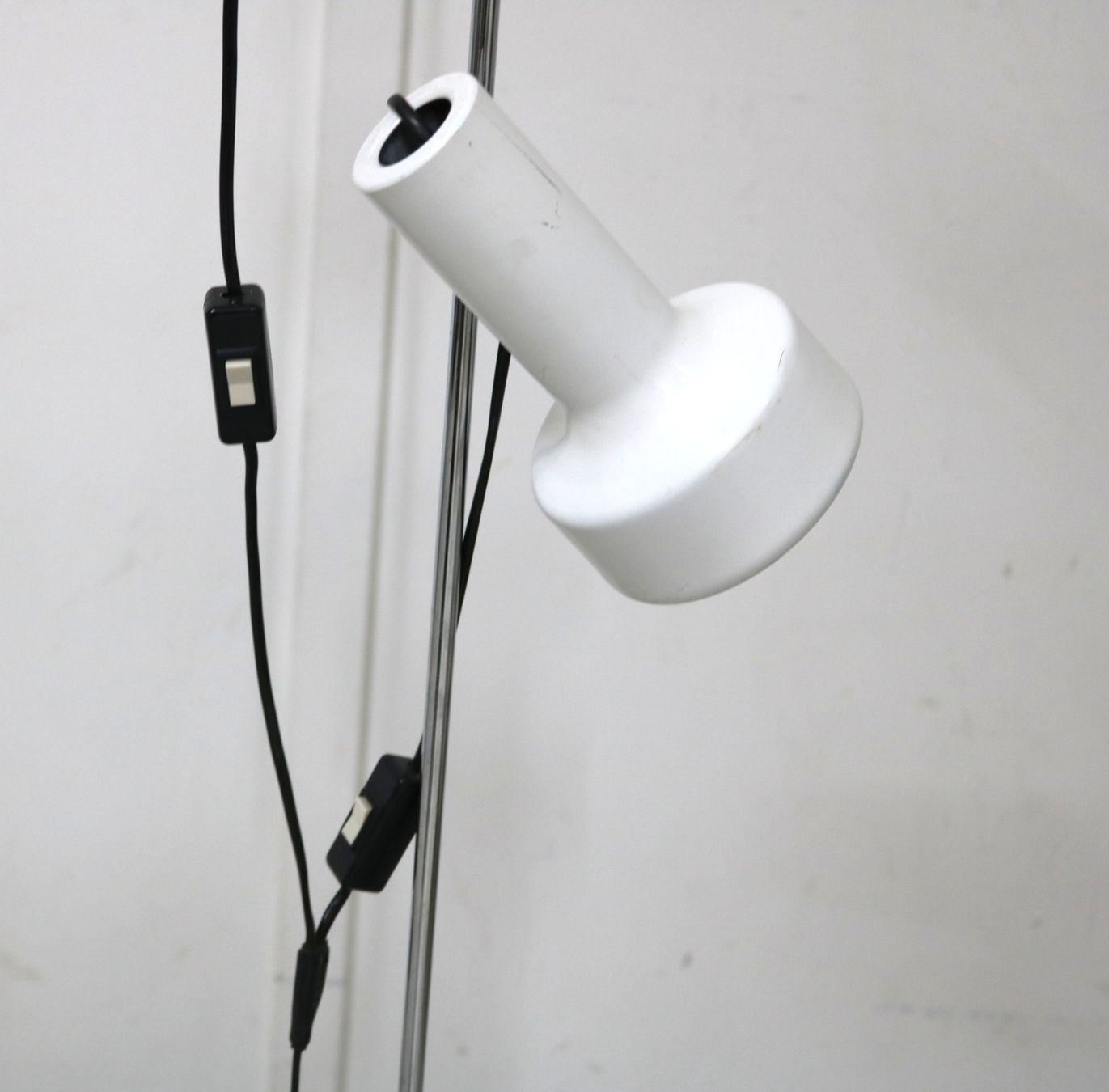 Lampade: Weisse Stehlampe mit zwei Spots – Usato da Volketswil venduto da brockipfannenstil 7