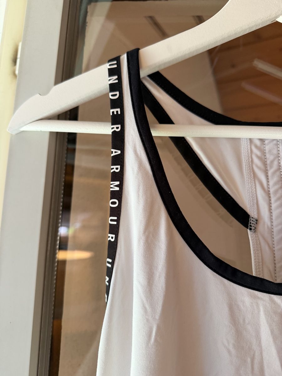 Under Armour Tops: Under Armour Tank Top White – D'occasion à Zürich par BettinaMarie2308 1