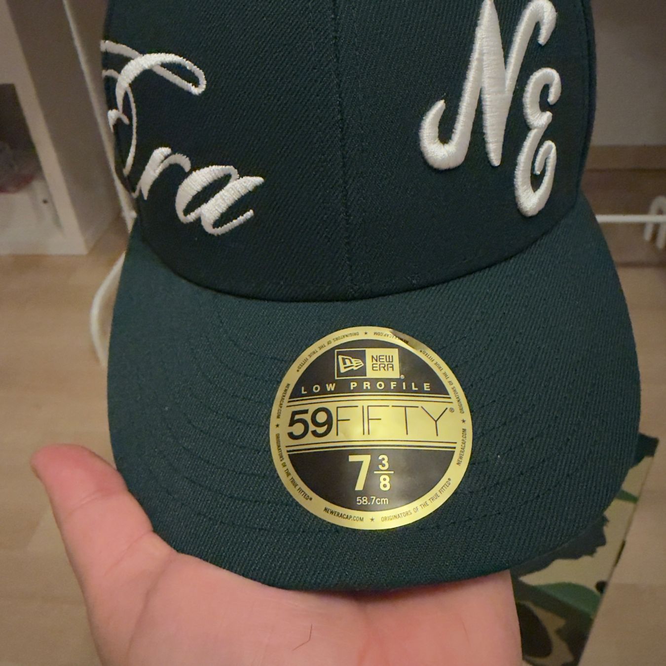 New Era Hüte, Mützen & Caps: Dunkelgrüne New Era Side Script Low Profile 59FIFTY Fitted – Gebraucht aus Müllheim Dorf von nor_j6kd 3