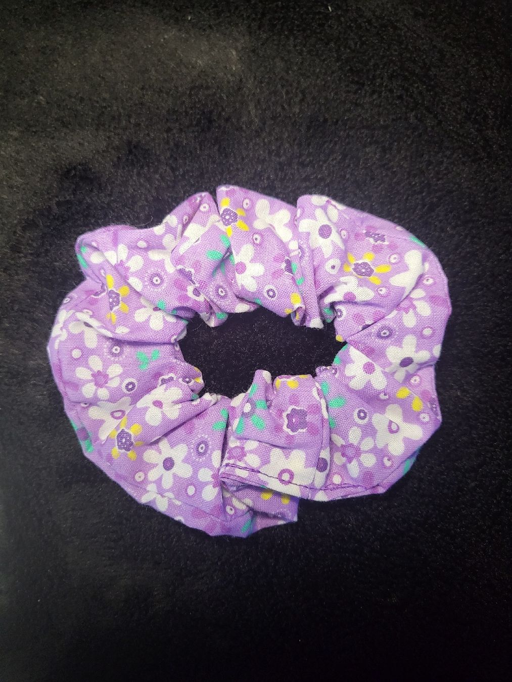 Accessoires pour cheveux: Scrunchie / Violett / Blumenmuster / Handgenäht  – Neuf avec emballage d'origine à Lömmenschwil par S4BR1N4