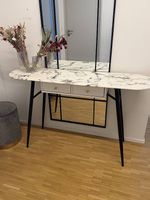 Eleganter Konsoletisch mit Marmoroptik