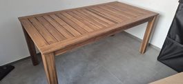 Schöner Terassentisch aus Holz