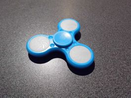 Fidget-Spinner, hellblau