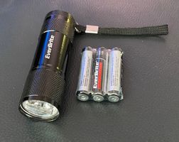 schwarze Taschenlampe EverBrite, Batterien inklusive, black