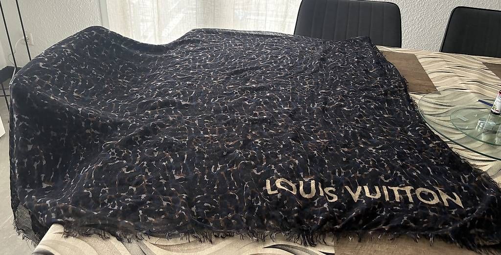 Foulard & Sciarpe: À vendre très belle Écharpe Louis Vuitton  – Usato da Bussigny venduto da sar_8kvt 1
