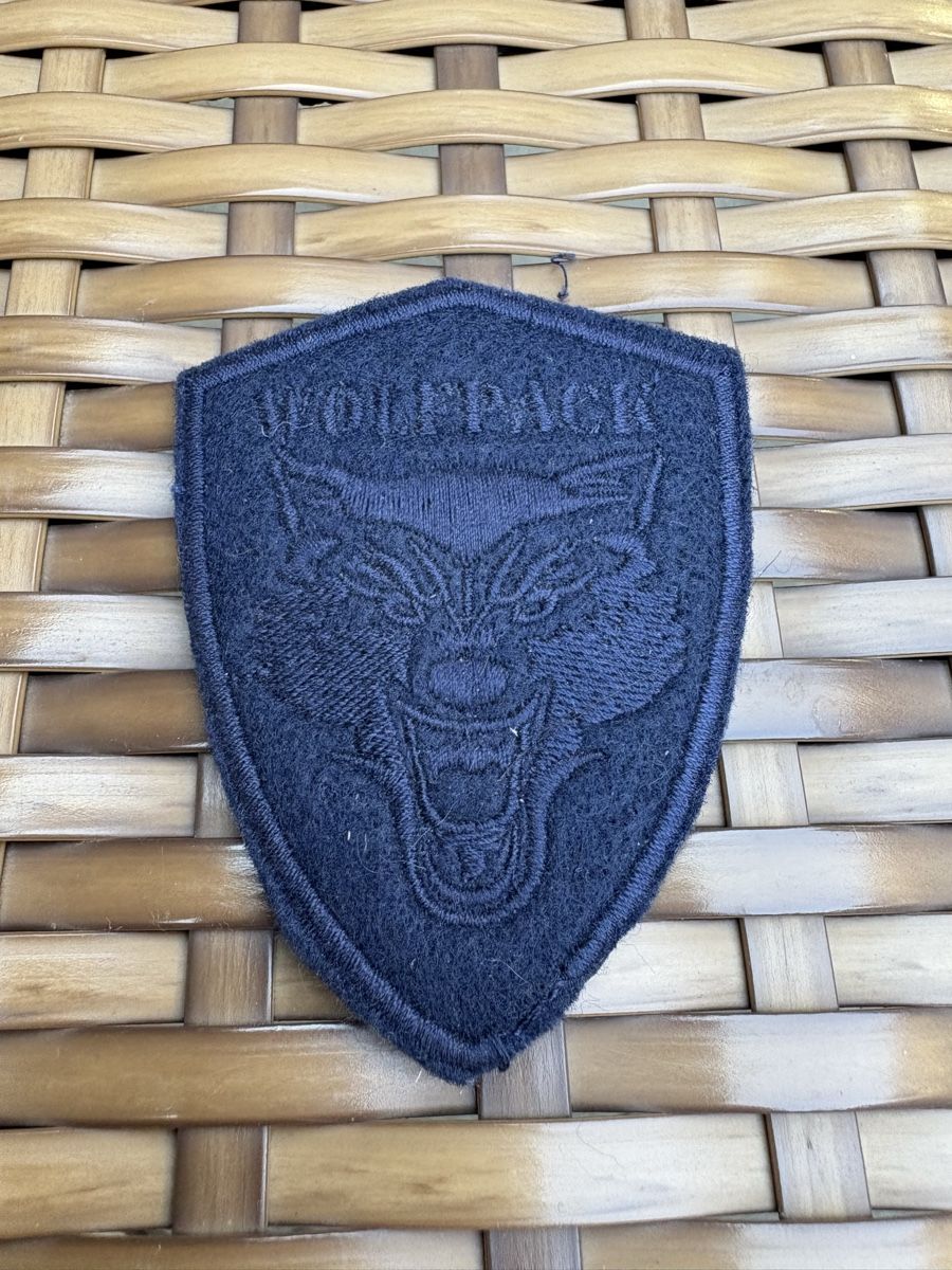 Patches: Aufnäher Wolfpack dunkelblau gestickt neu – Neu und originalverpackt aus Teufen AR von AykutS