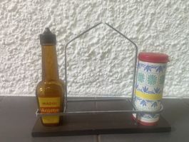 Antike Menagerie, Menage mit Würzstreuer und Maggiflasche