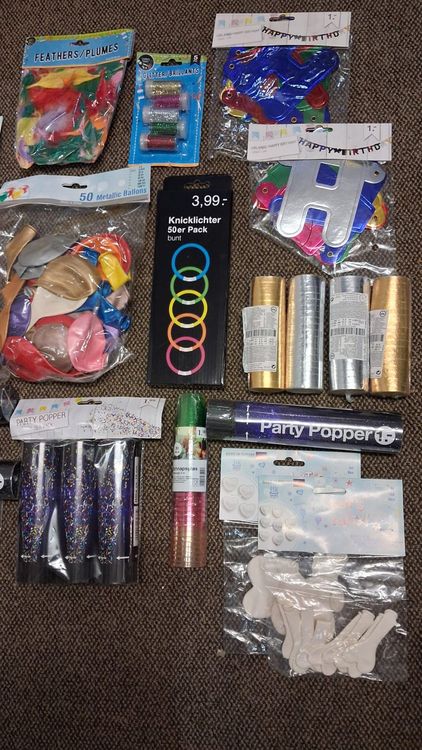 Toutes les décorations: Partyset mit Knicklichter, Party Popper und Ballonen – Neuf avec emballage d'origine à Aesch BL par Gebrauchtes_AeschBL 1