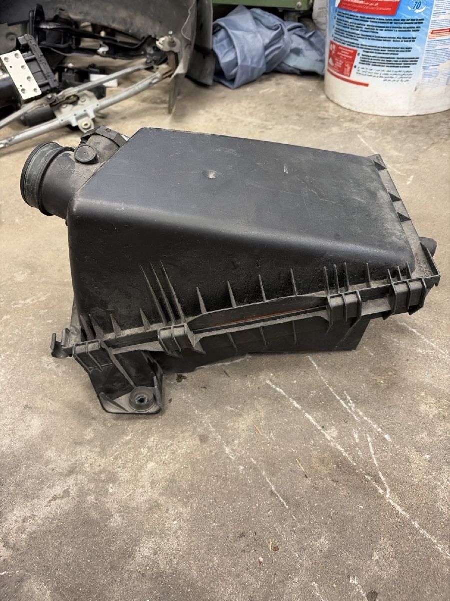 Volkswagen Tutti pezzi di ricambio auto: Airbox Golf 4 – Usato da Bironico venduto da Sgrazza 1