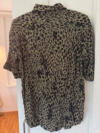 ZARA. Grüne, schwaarze Bluse mit Animal-Print. Gr. S.