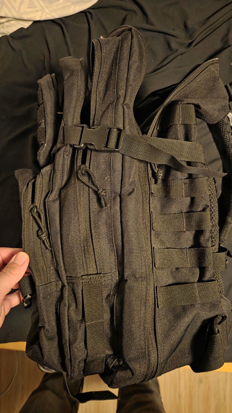 Sacs à dos: Sac à dos tactique noir avec patchs – D'occasion à Tentlingen par Gio93 1