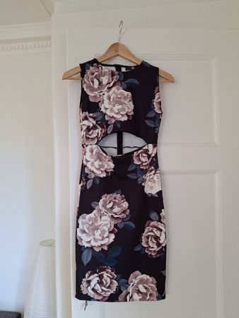 Robe noire à fleurs, stretch, M