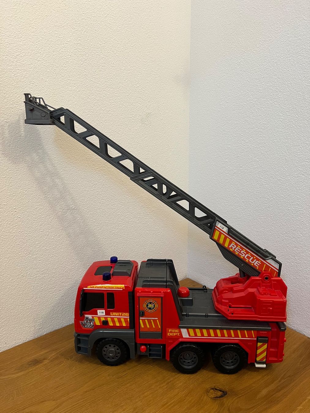 Spielzeuge: Grosses Feuerwehr-Spielzeugauto – Gebraucht aus Lengnau BE von Rubin27 1