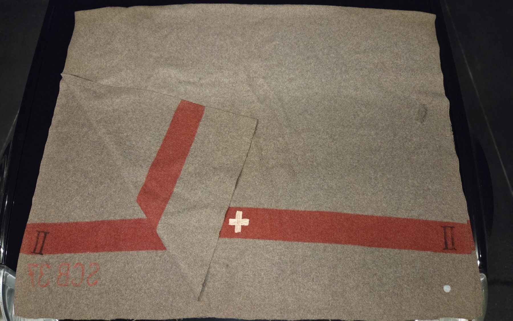 Schweizer Armee Coperte: Schweizer Armeedecke mit rotem Streifen – Usato da Chur venduto da Einszweidreiviermein