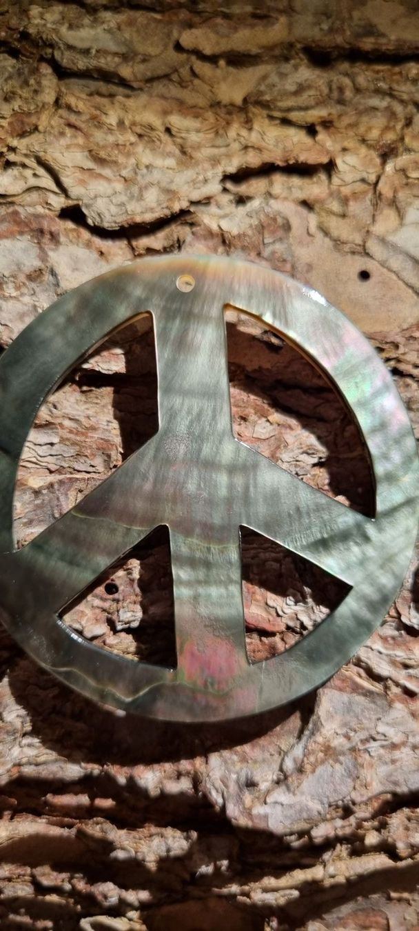 Ciondoli: Grosses "PEACE" Amulett, aus Perlmutt – Nuovo e nell'imballaggio originale da Gattikon venduto da myartshop 1