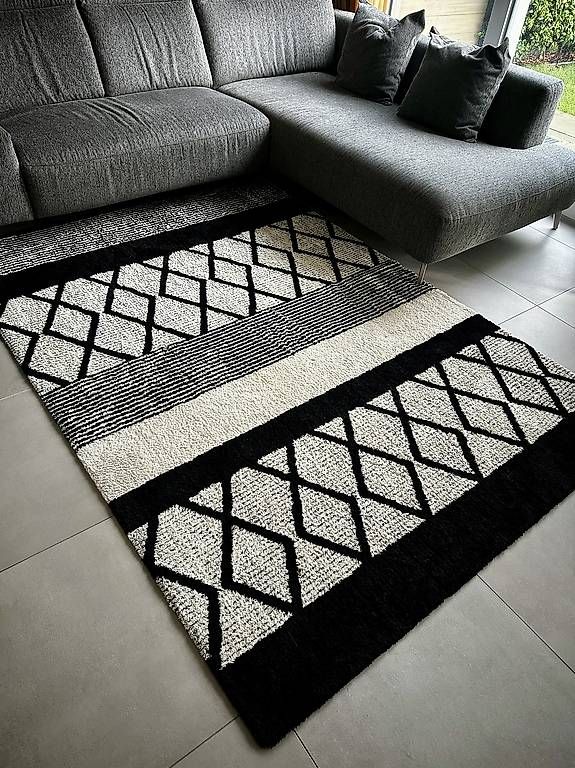 Tapis: Tapis noir et blanc  – D'occasion à La Rippe par jpu_z5ql