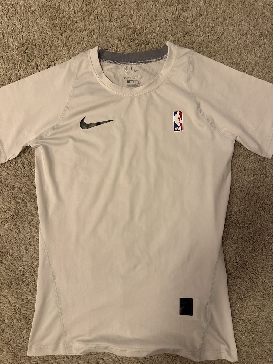 Nike T-Shirts: NIKE NBA compression shirt L – Neu (gemäss Beschreibung) aus Walchwil von Ser_y8w5