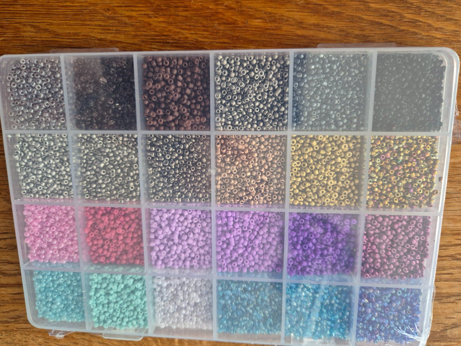 Perle (finte): Rocailles Perlen, 24 versch. Farben – Nuovo e nell'imballaggio originale da Läufelfingen venduto da Netti04