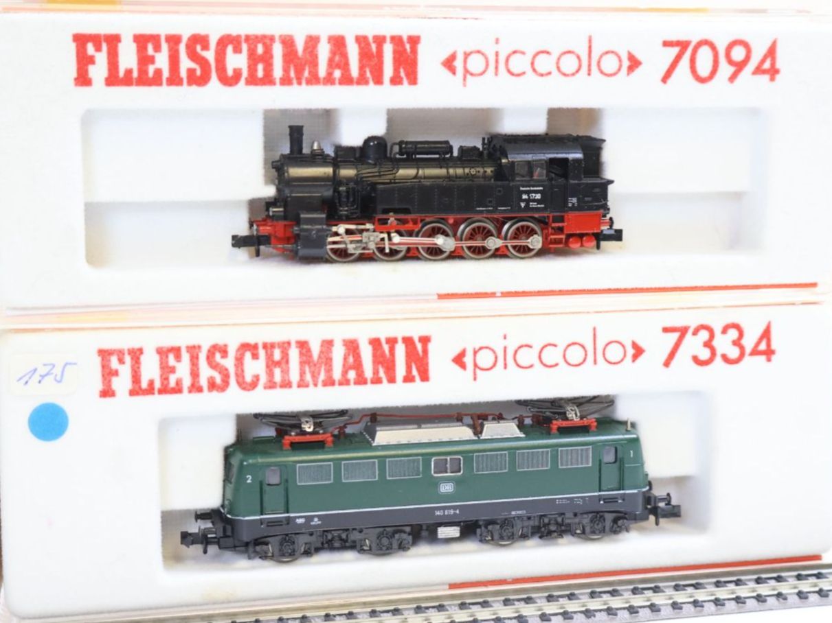 Fleischmann Modellini di ferrovie: Fleischmann Doppelpack Dampflok 7094 & grosse E-Lok 7334 - N – Usato da Winterthur venduto da Monstera