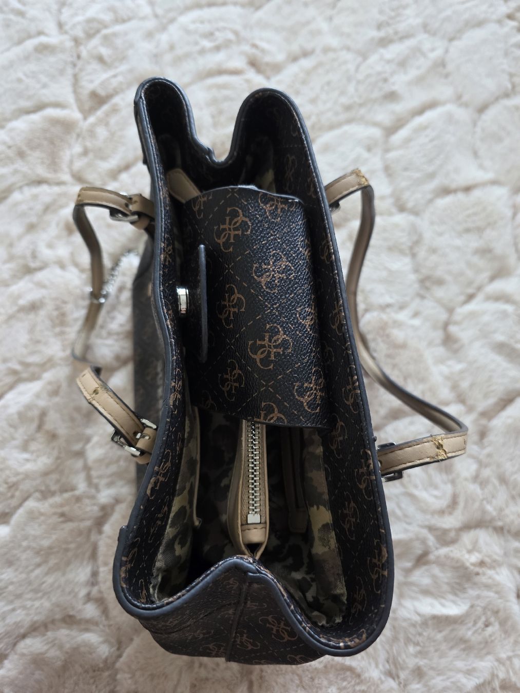 Guess Taschen für Damen: Guess Handtasche braun mit Logo Muster – Gebraucht aus Eggenwil von Schramy 3