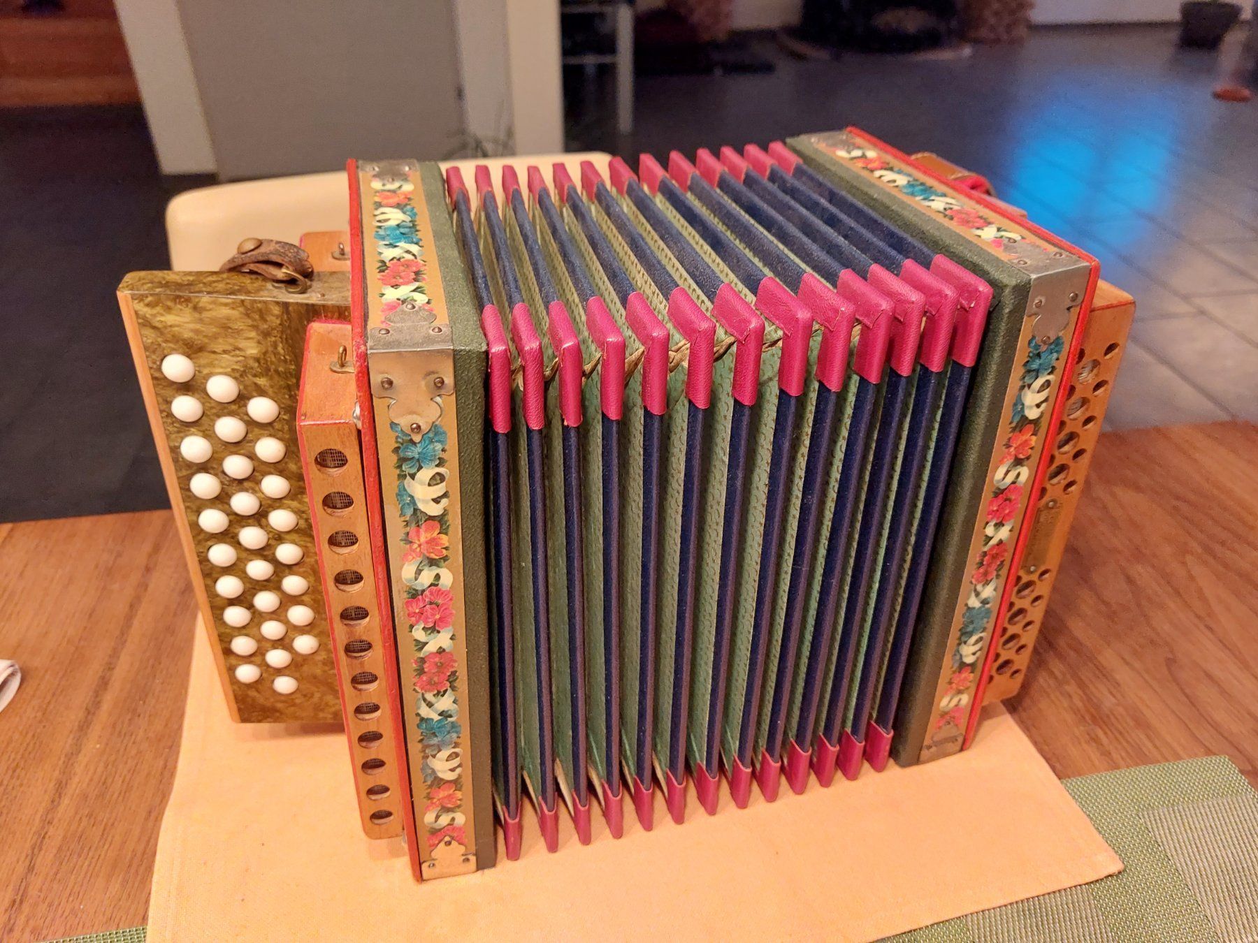Strumenti musicali: Schwyzerörgeli Eichhorn Schwyz – Usato da Kriens venduto da Allerhand5 1