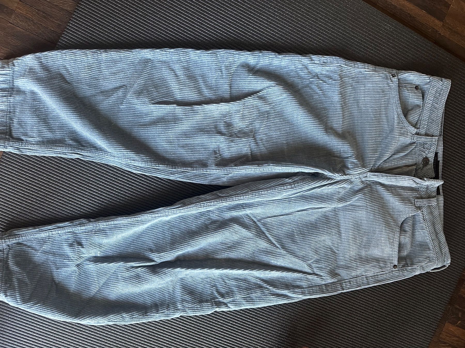Lotti di vestiti: Helle Cordhose und kuscheliger Strickpullover – Usato da Biel/Bienne venduto da Simone2016 1