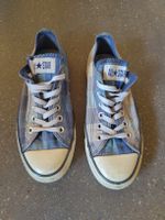 Blaue Converse