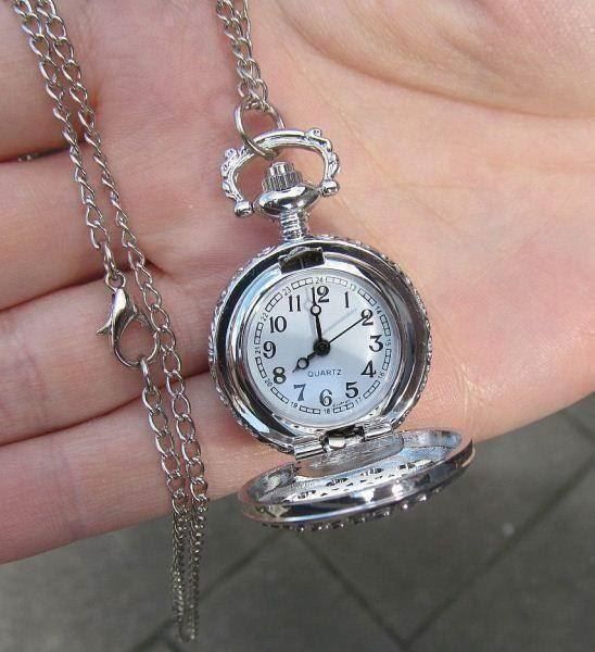 Uhren: Neu Umhängeuhr mit Deckel und Kette – Neu und originalverpackt aus St. Margarethen TG von ursk10