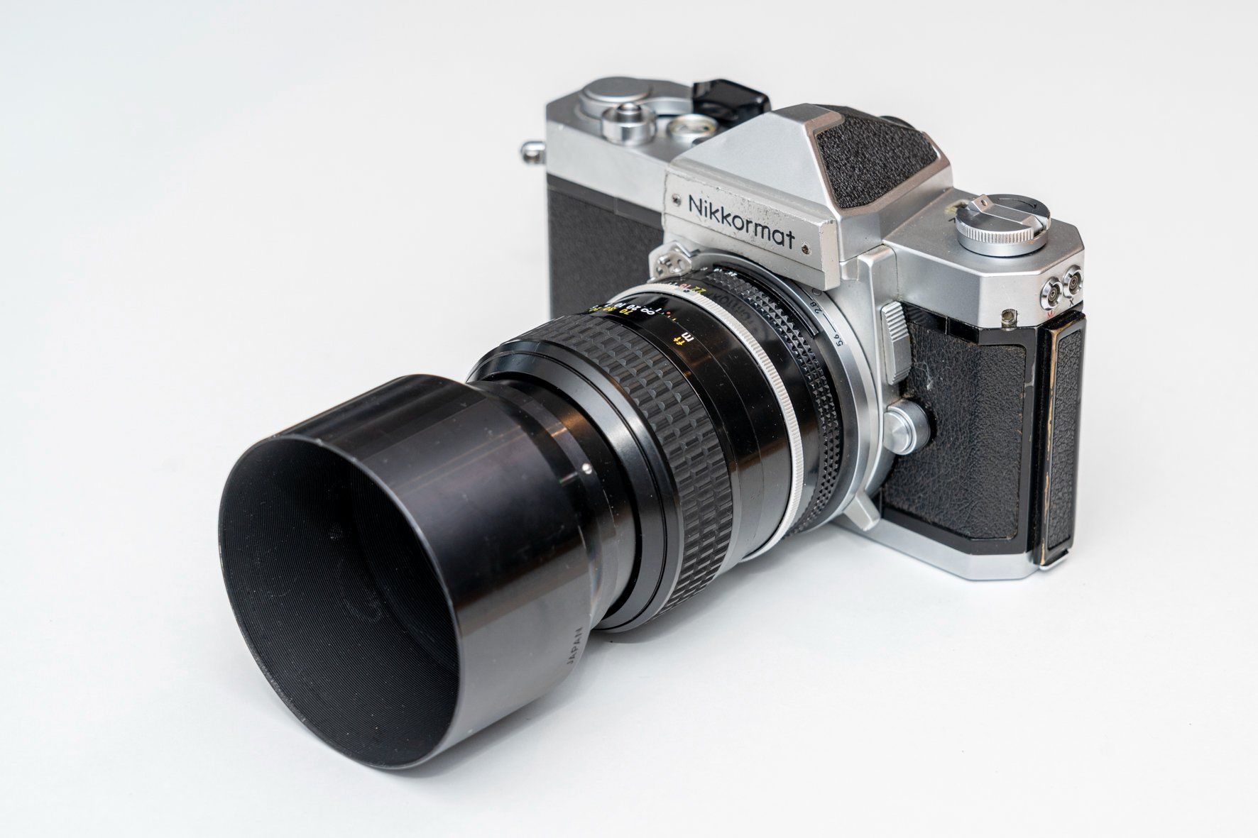 Nikkormat Kamera: Nikkormat + Nikkor 105mm 1:2.5 – Gebraucht aus Grandvaux von RGKeller