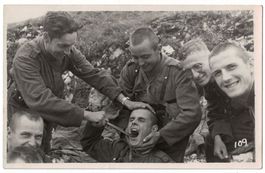 Einem Soldaten wird ein Zahn gezogen, Fotokarte um 1935