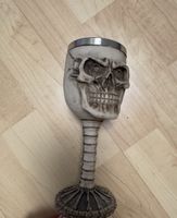 Totenkopfkelch mit Wirbelsäulenstiel und Kopfschädel
