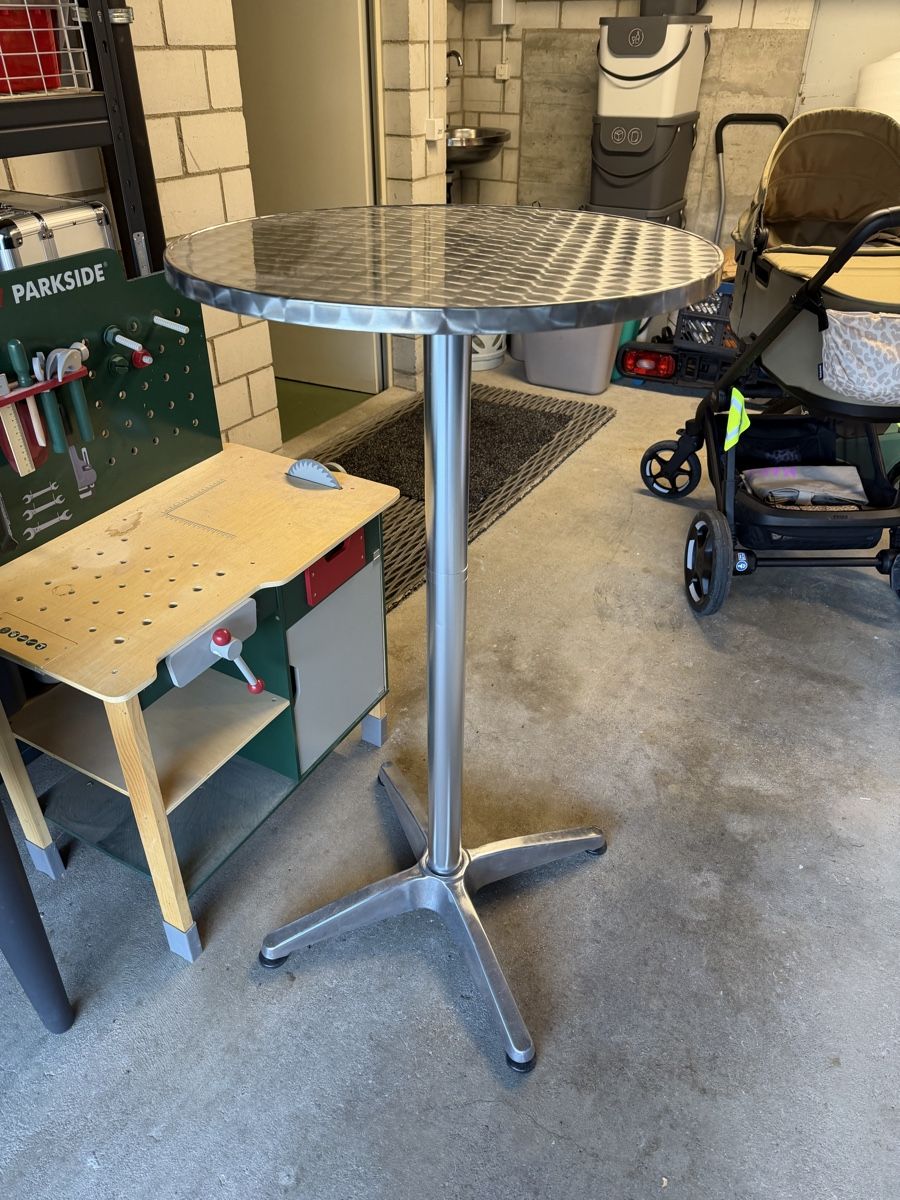 Tische: 2x Aluminium Bistrotisch – Gebraucht aus Kreuzlingen von fra_n96d