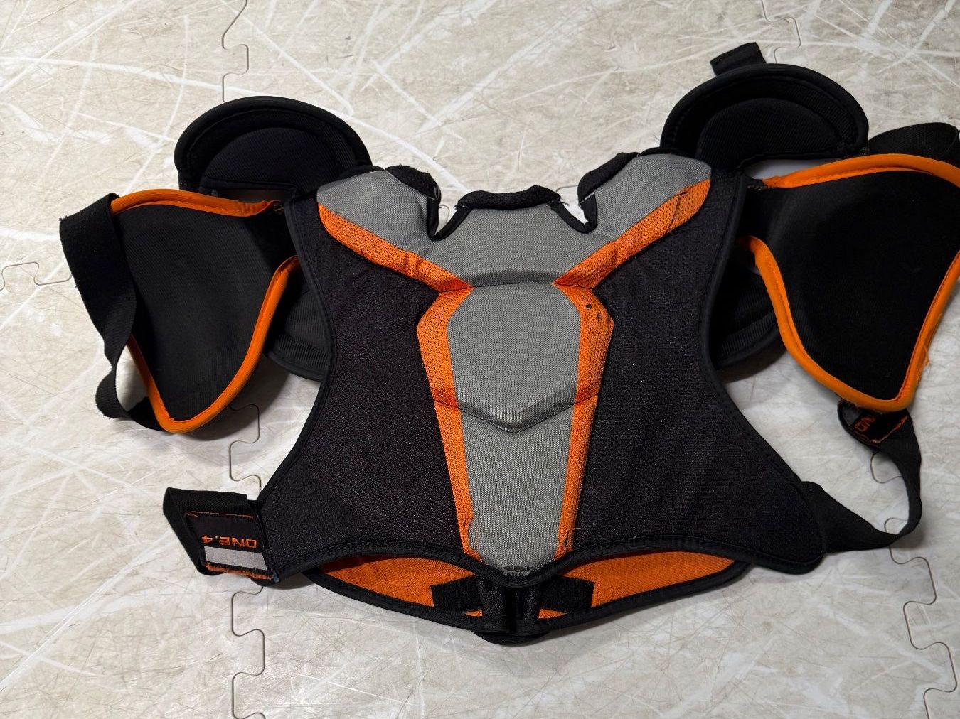 Bauer Protezioni & Imbottiture: Bauer Supreme ONE.4 Brustpanzer – Junior S – Usato da Rüschlikon venduto da Rich9 1