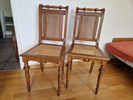 2 schöne Stühle mit Geflecht in der Sitzfläche und der Lehne