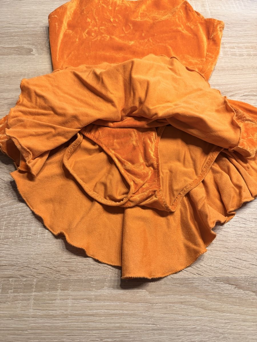 Scarpe, pantaloni & magliette da ginnastica: Samt Kürkleid Orange, Gr. 152! – Usato da Trimbach venduto da Schwaenchen 1
