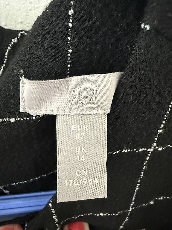 Kleider: Schwarz kariertes Kleid, Gr 42 – Gebraucht aus Zürich von mel_v8qp 1