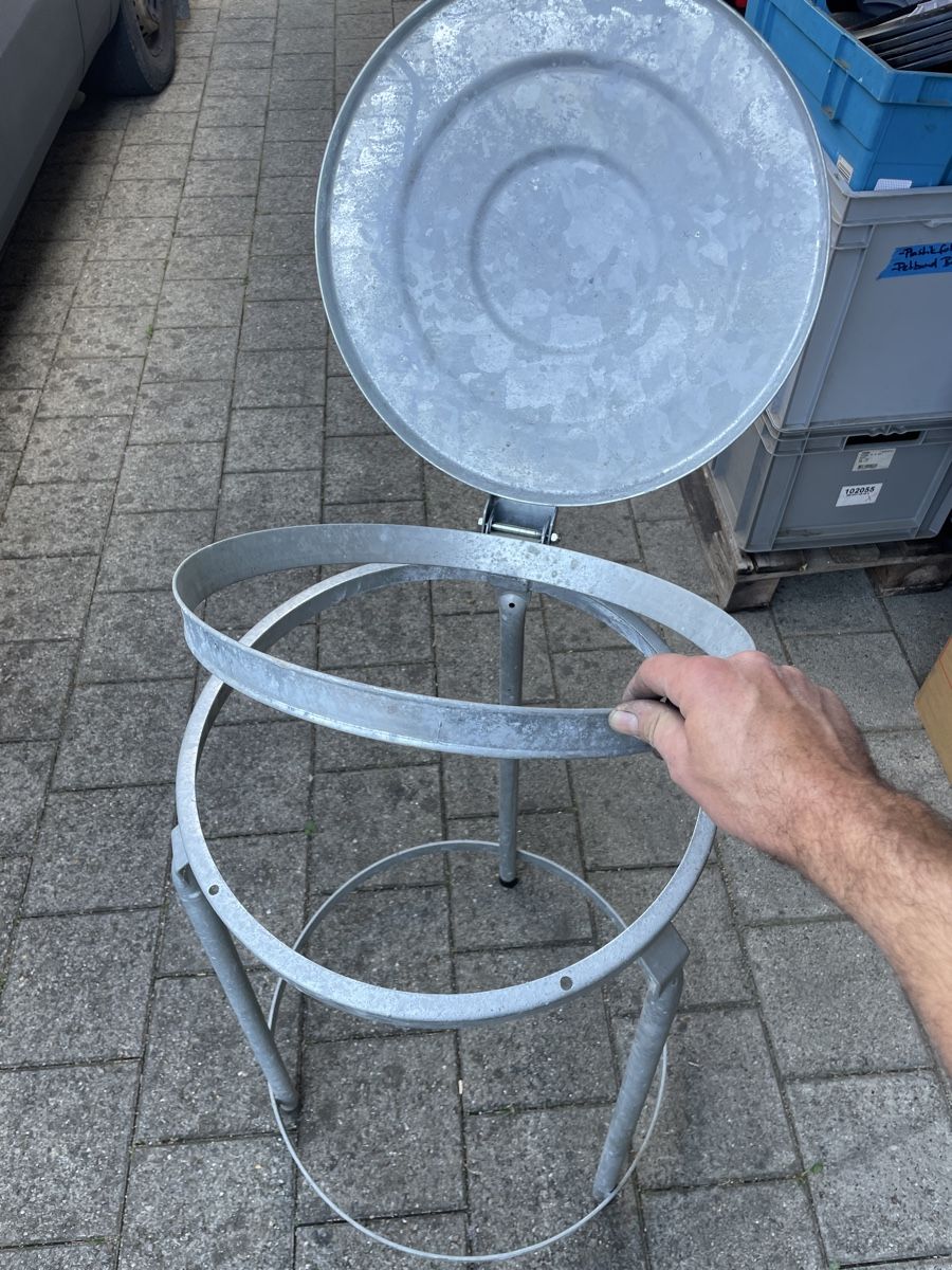 Cestini per rifiuti: Abfallsack Halter für 110lt Säcke – Usato da Flaach venduto da Binz 1
