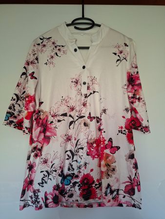 Damen Bluse mit Blumenmuster und Schmetterlingen Grösse L