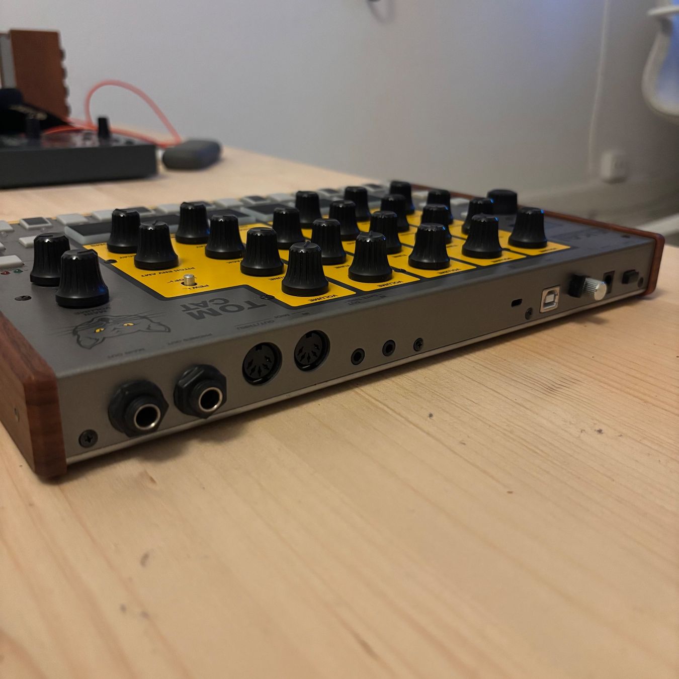 Akai Strumenti musicali: Akai Tom Cat Analog Drum Machine / Synthesizer – Usato da Basel venduto da meerow 2