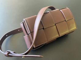 Modische Clutch / Bauchtasche mit geflochtenem Kunstleder
