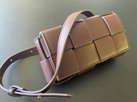 Modische Clutch / Bauchtasche mit geflochtenem Kunstleder