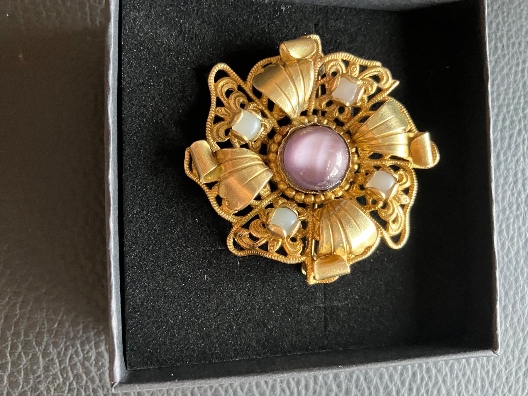 Spille & Fermagli: Broche vintage dorée avec pierre lilas – Usato da Peseux venduto da CharmeCommerce