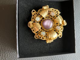 Broche vintage dorée avec pierre lilas