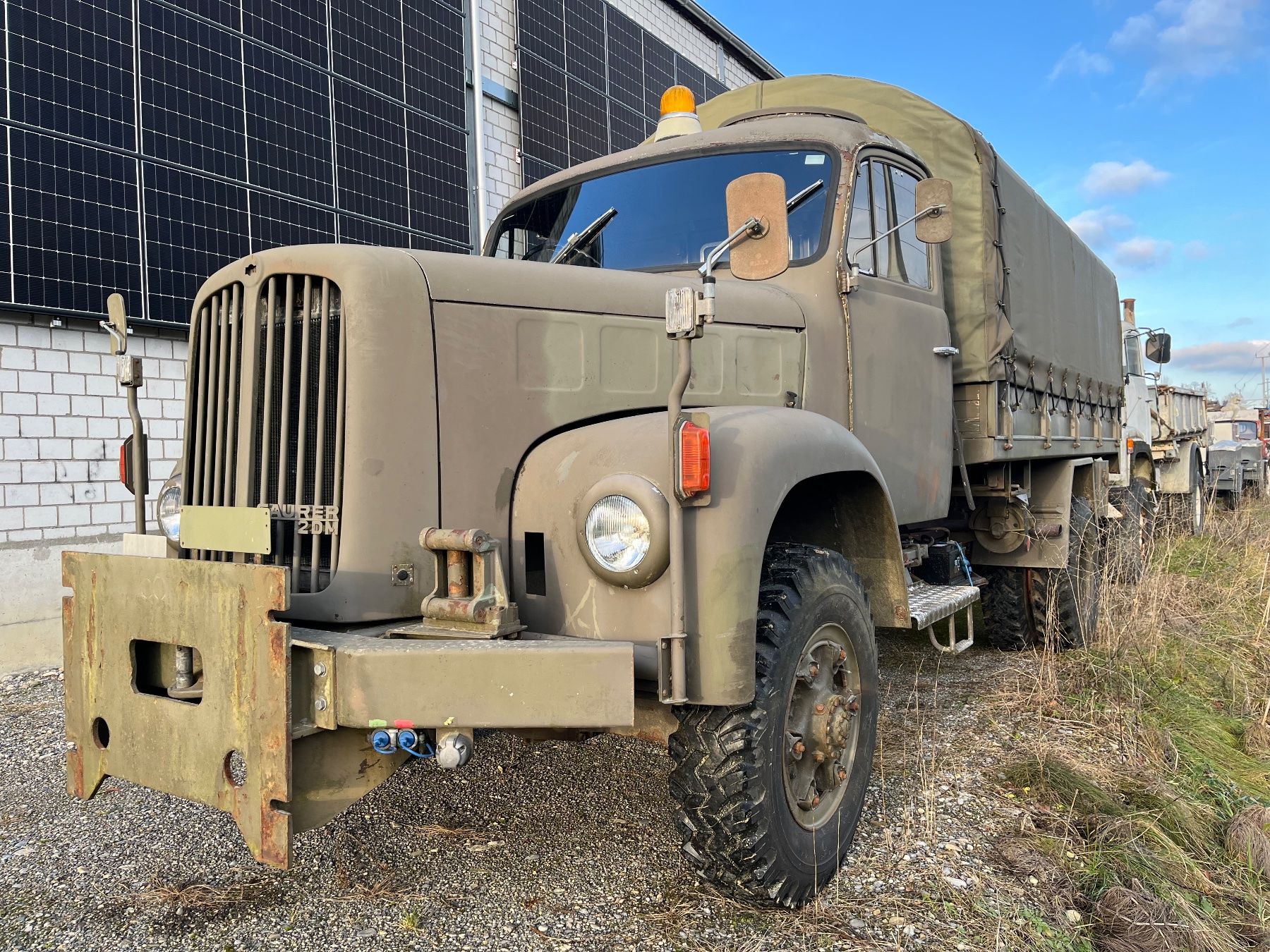 Saurer Lastwagen: Saurer 2DM Blache mit Schneepflug 3.4m – Gebraucht aus Niederbüren von mcbruehwiler