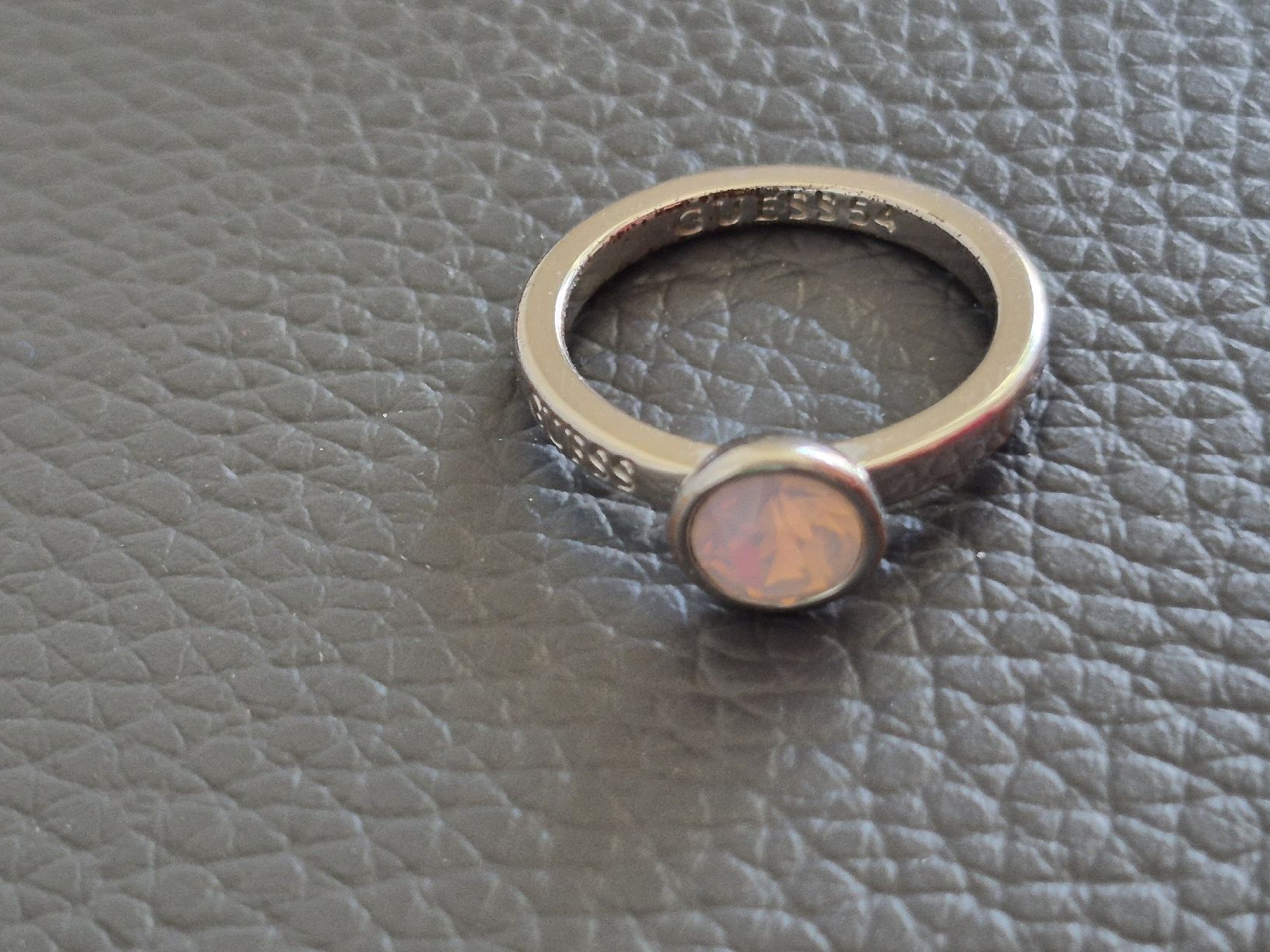 Guess Anelli: GUESS Damenring - rosa Stein  - mit Logo  – Usato da Bern venduto da Rou_rsz5 4