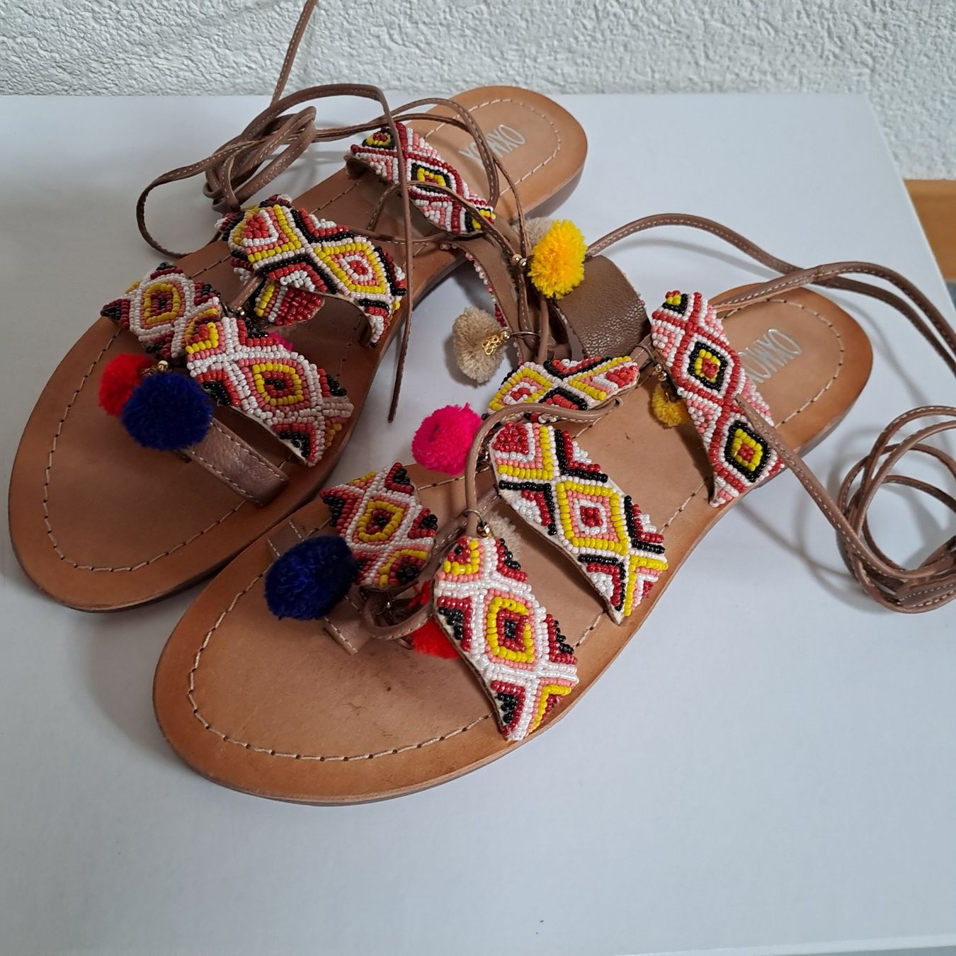 Scarpe da donna: Bunte Sommer Sandalen mit Perlen & Pompons Gr. 39, – Usato da Frauenfeld venduto da Andadaa 1