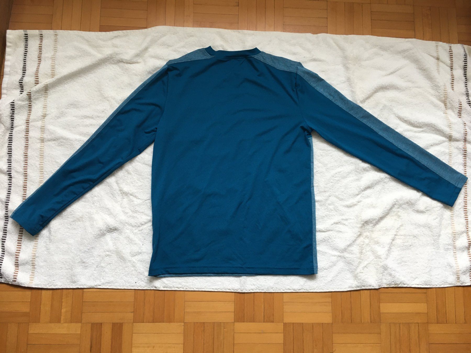 Top: Under Armour neuwertig Unisex – Usato da Thalwil venduto da Maricortin 3