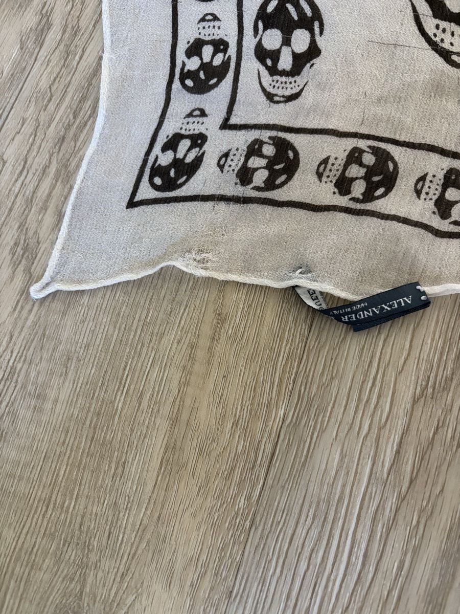 Alexander Mcqueen Foulards, Tücher & Schals: Alexander McQueen Seidenschal weiss (used) – Gebraucht aus Männedorf von Topolina87 3